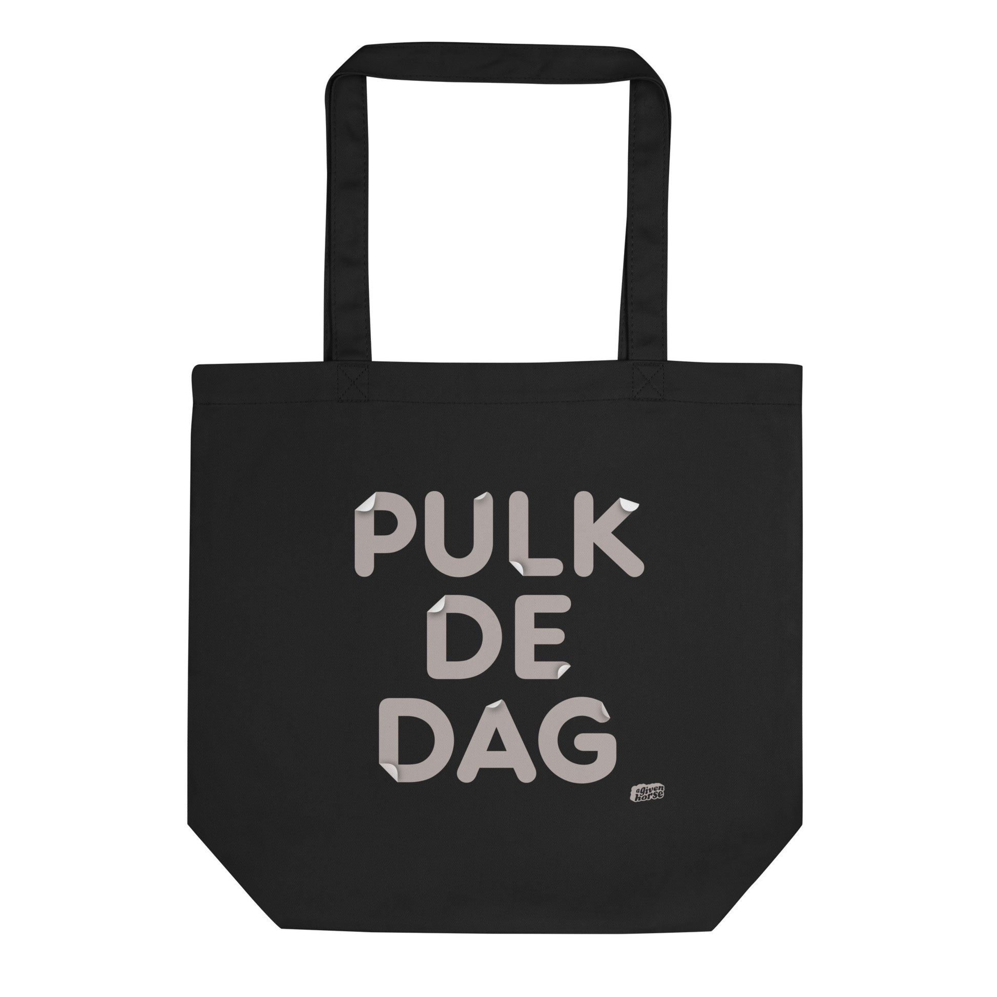 Zwarte katoenen tas met de tekst ‘Pulk de dag’, ontwerp door Matzwart en verkrijgbaar bij cadeauwinkel 'A Given Horse'. Voorkant.