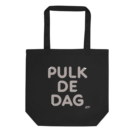 Zwarte katoenen tas met de tekst ‘Pulk de dag’, ontwerp door Matzwart en verkrijgbaar bij cadeauwinkel 'A Given Horse'. Voorkant.