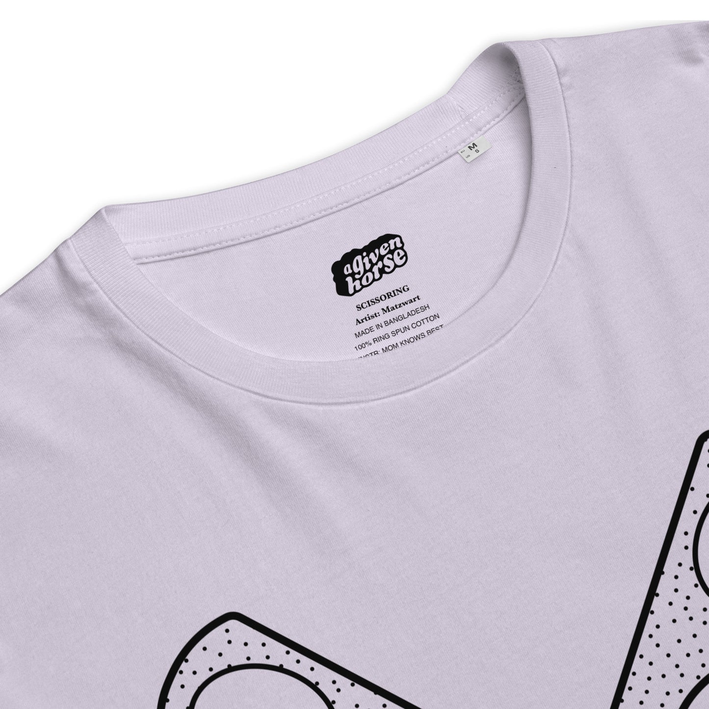 Lila T-Shirt met een afbeelding van twee scharen, ontwerp door Matzwart en verkrijgbaar bij cadeauwinkel 'A Given Horse'. Detail.