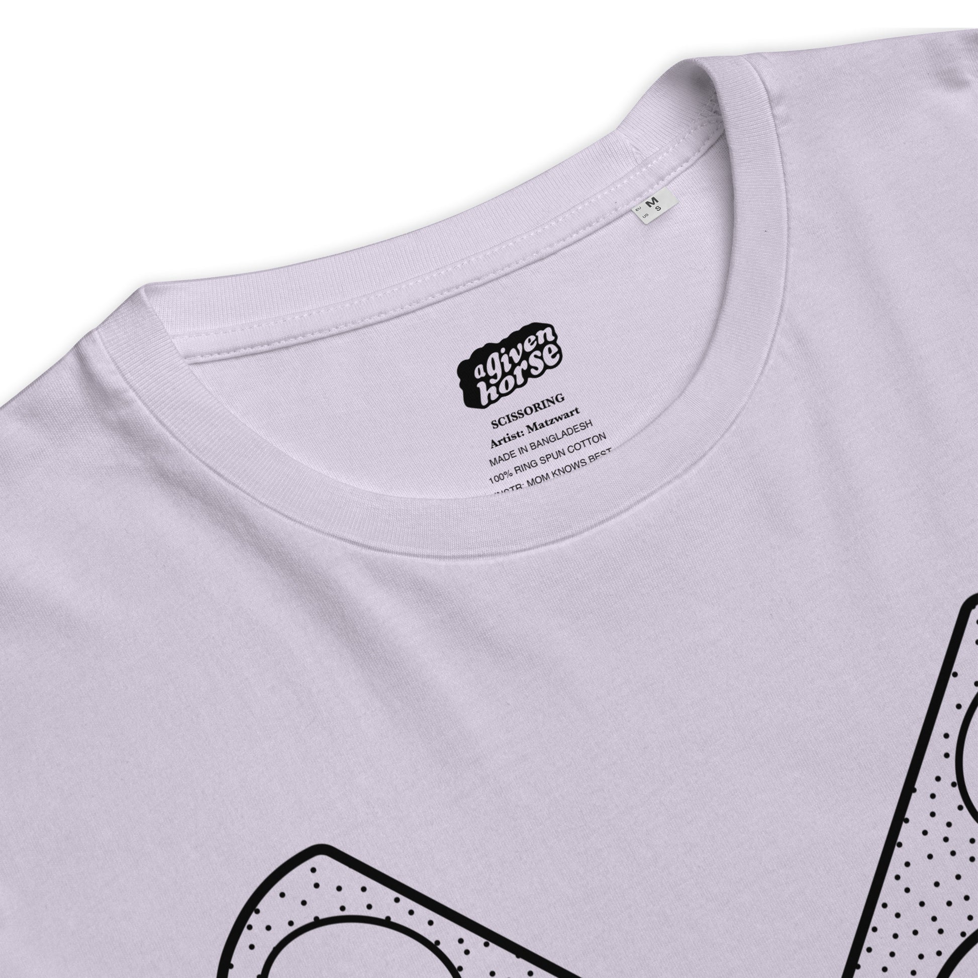 Lila T-Shirt met een afbeelding van twee scharen, ontwerp door Matzwart en verkrijgbaar bij cadeauwinkel 'A Given Horse'. Detail.