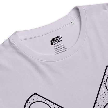 Lila T-Shirt met een afbeelding van twee scharen, ontwerp door Matzwart en verkrijgbaar bij cadeauwinkel 'A Given Horse'. Detail.