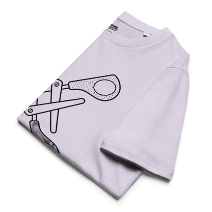 Lila T-Shirt met een afbeelding van twee scharen, ontwerp door Matzwart en verkrijgbaar bij cadeauwinkel 'A Given Horse'. Gevouwen.