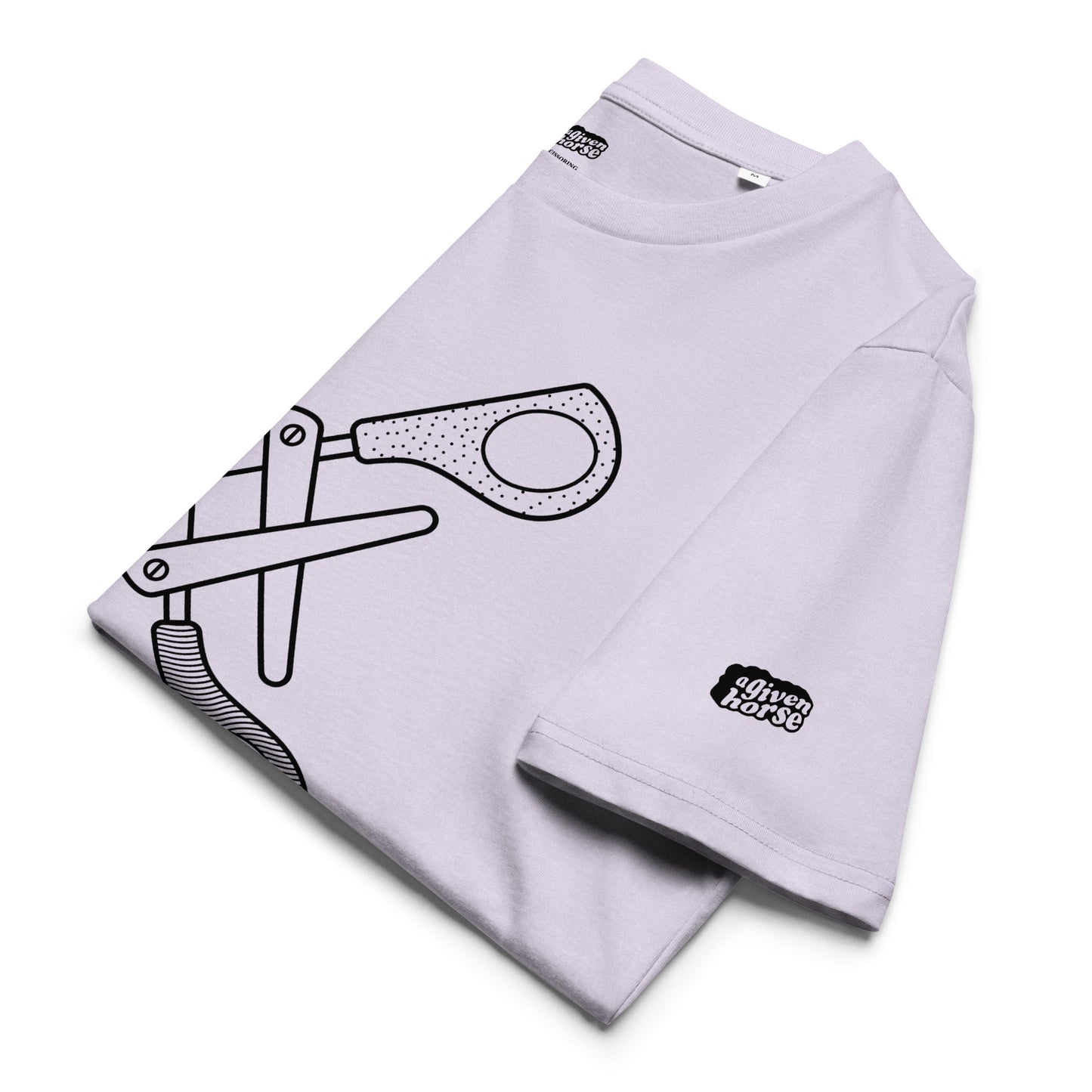 Lila T-Shirt met een afbeelding van twee scharen, ontwerp door Matzwart en verkrijgbaar bij cadeauwinkel 'A Given Horse'. Gevouwen.