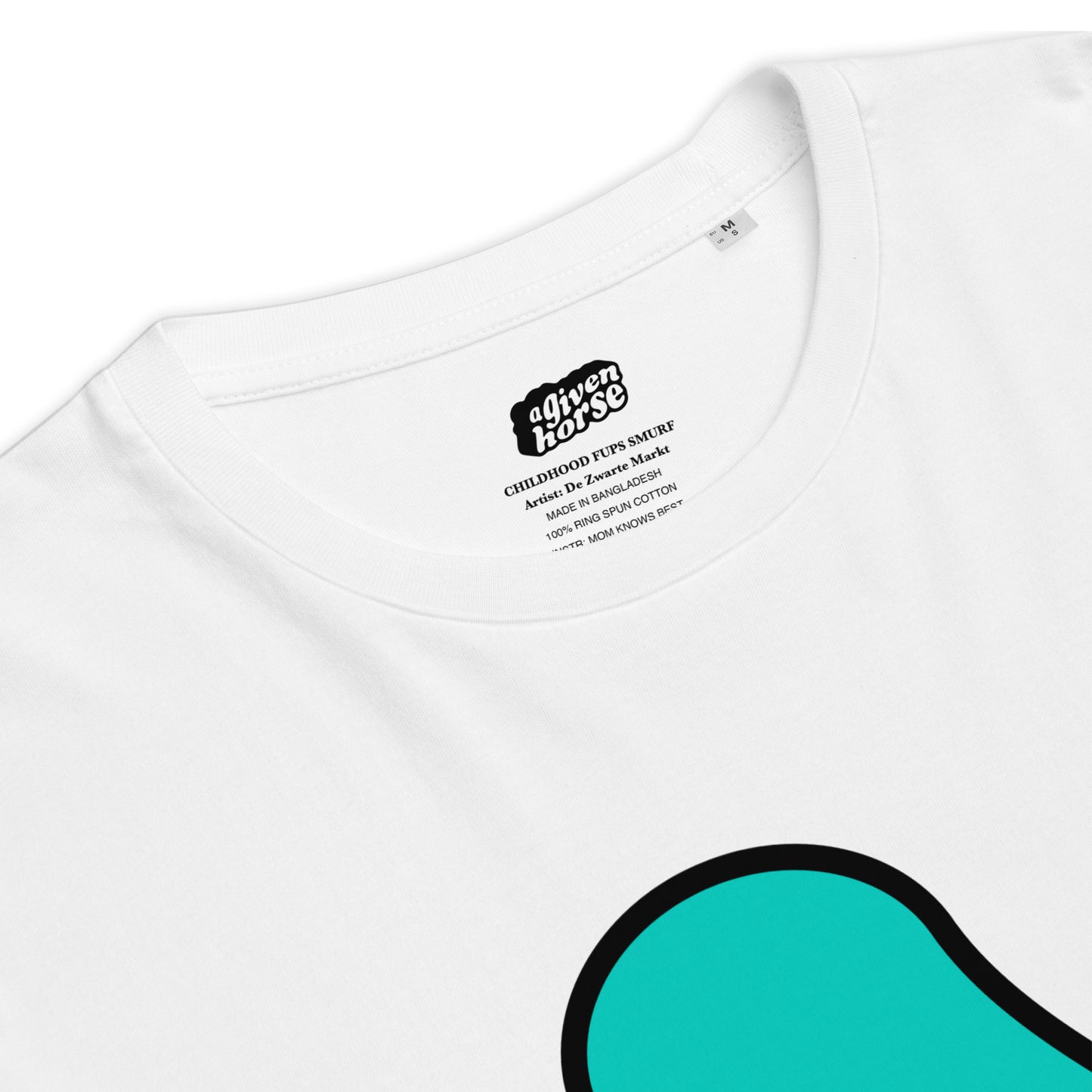 Wit T-Shirt met een afbeelding van een Smurf, ontwerp door De Zwarte Markt en verkrijgbaar bij cadeauwinkel 'A Given Horse'. Detail.