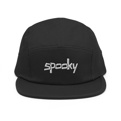 Zwarte 5-panel pet met een geborduurd Spooky Logo, ontwerp door De Zwarte Markt en verkrijgbaar bij cadeauwinkel 'A Given Horse'. Voorkant.