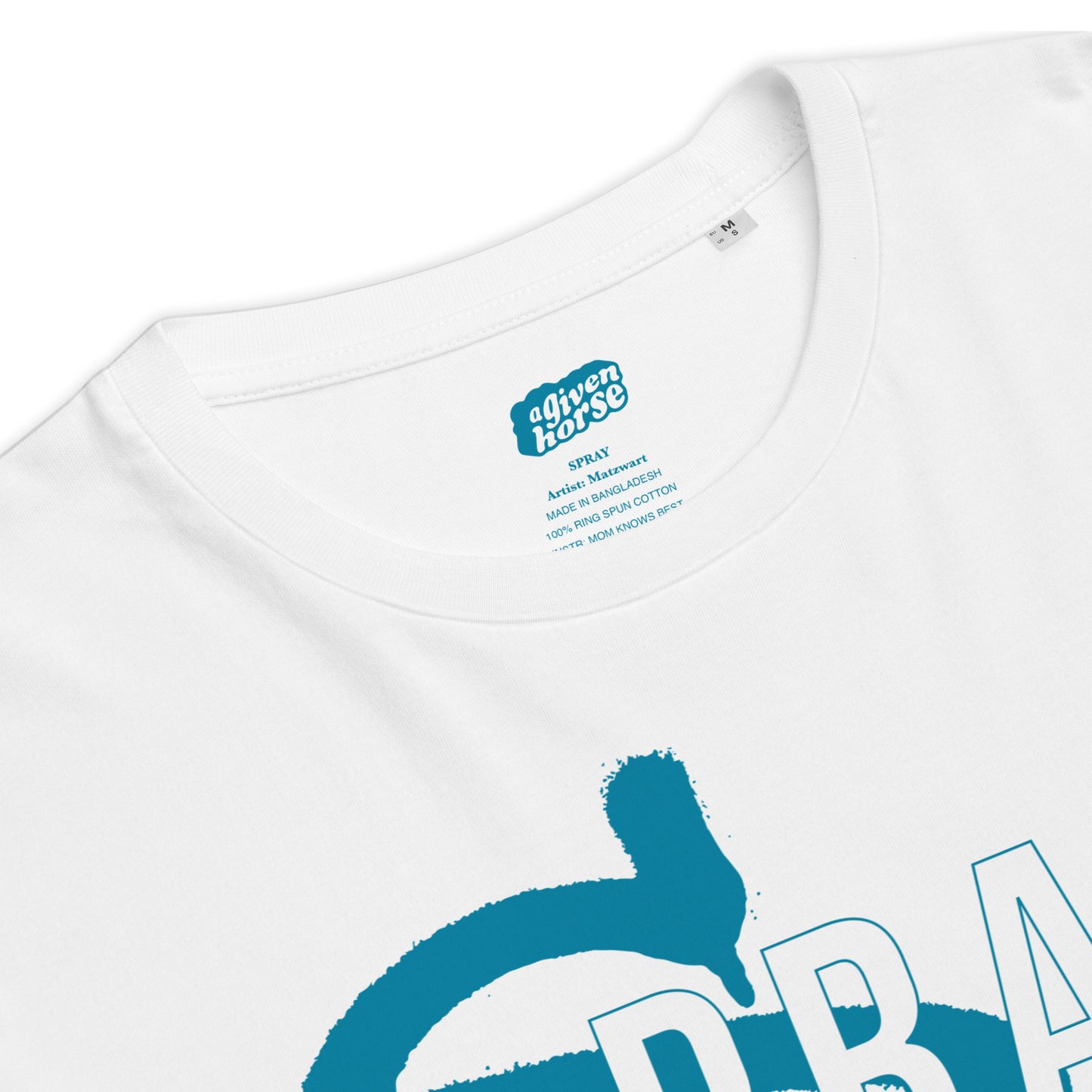 Wit T-Shirt met de tekst 'Spray', ontwerp door Matzwart en verkrijgbaar bij cadeauwinkel 'A Given Horse'. Detail.