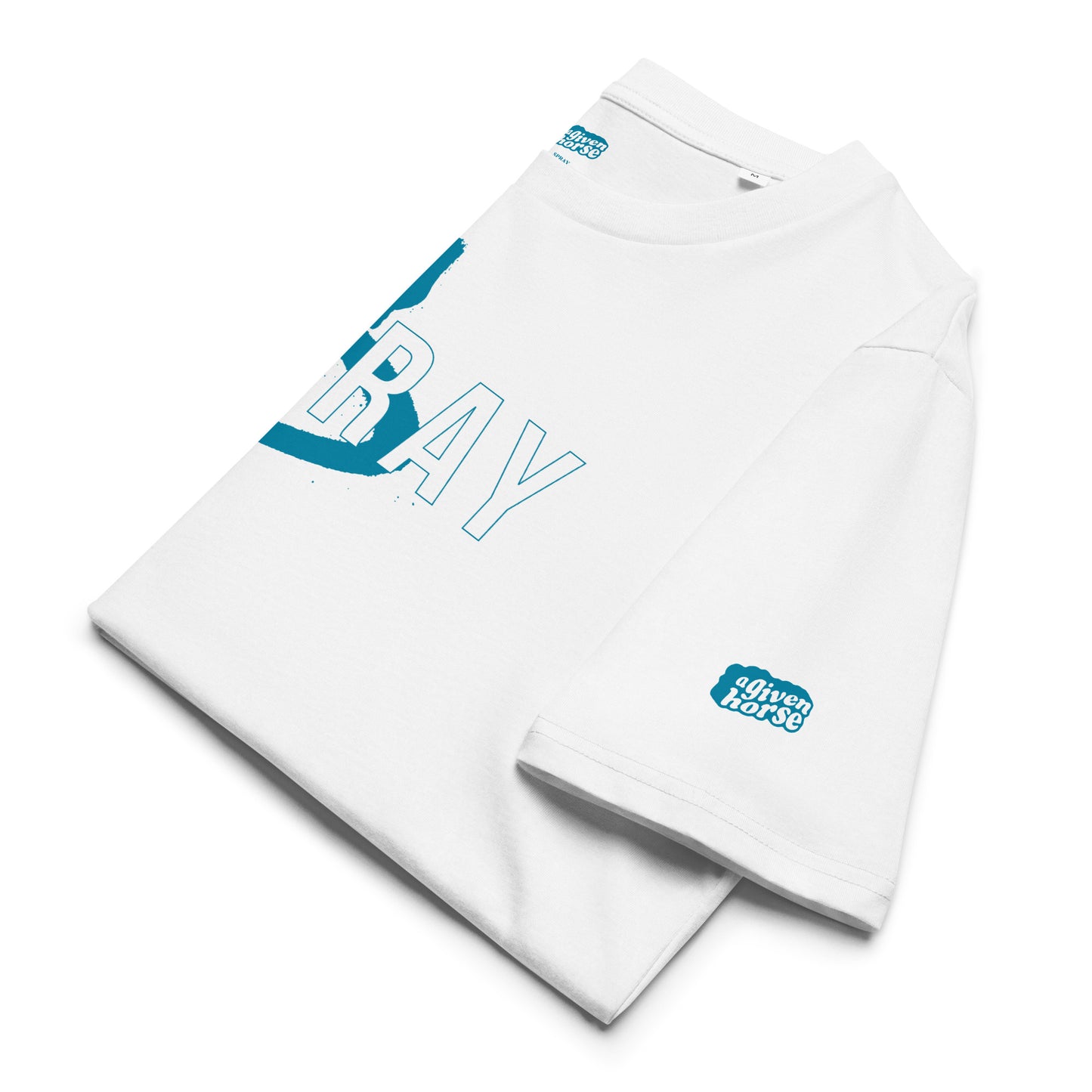 Wit T-Shirt met de tekst 'Spray', ontwerp door Matzwart en verkrijgbaar bij cadeauwinkel 'A Given Horse'. Gevouwen.