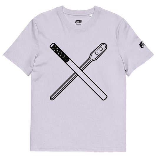 Lila T-Shirt met een afbeelding van een roerstaaf en een sigaret, ontwerp door Matzwart en verkrijgbaar bij cadeauwinkel 'A Given Horse'. Voorkant.