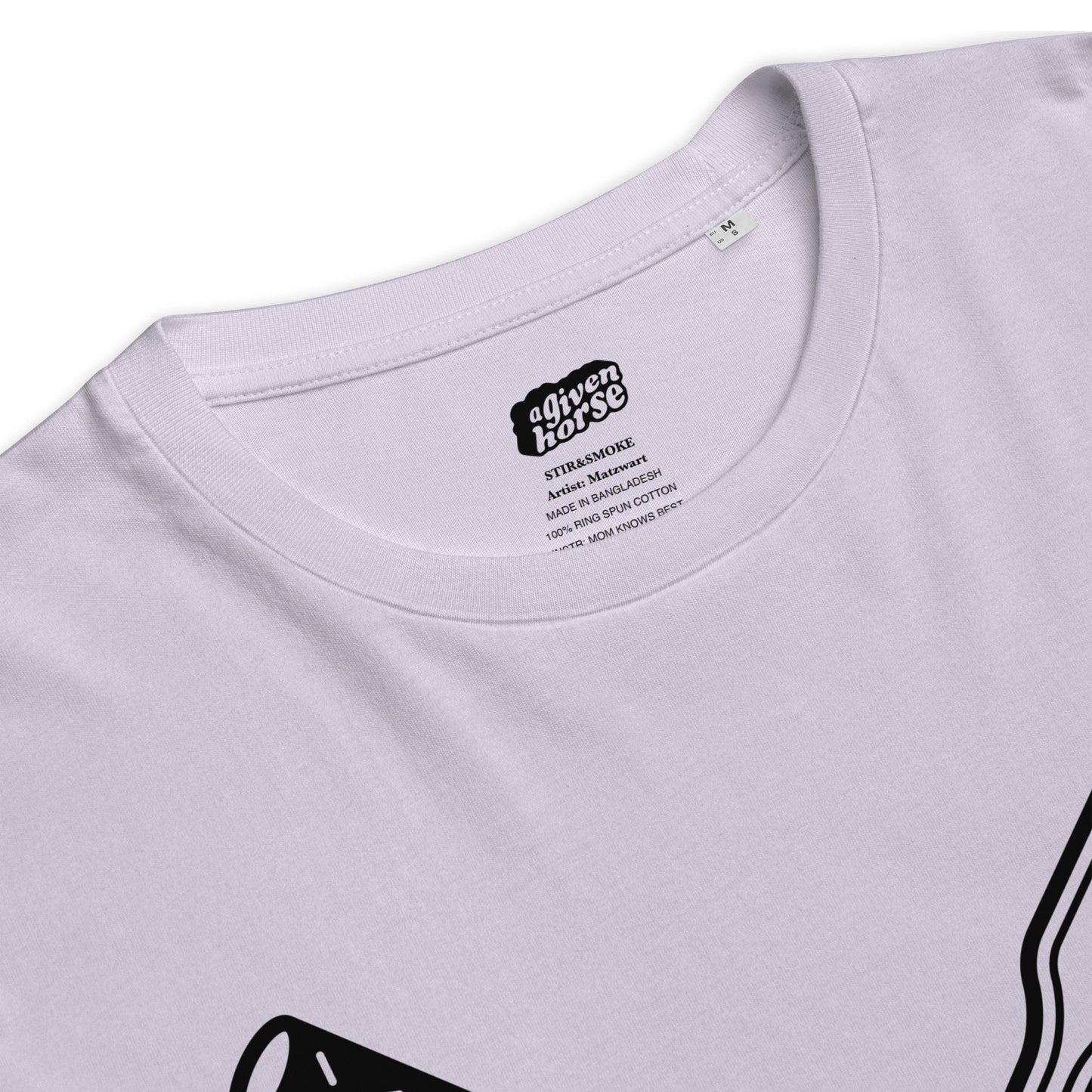 Lila T-Shirt met een afbeelding van een roerstaaf en een sigaret, ontwerp door Matzwart en verkrijgbaar bij cadeauwinkel 'A Given Horse'. Detail.