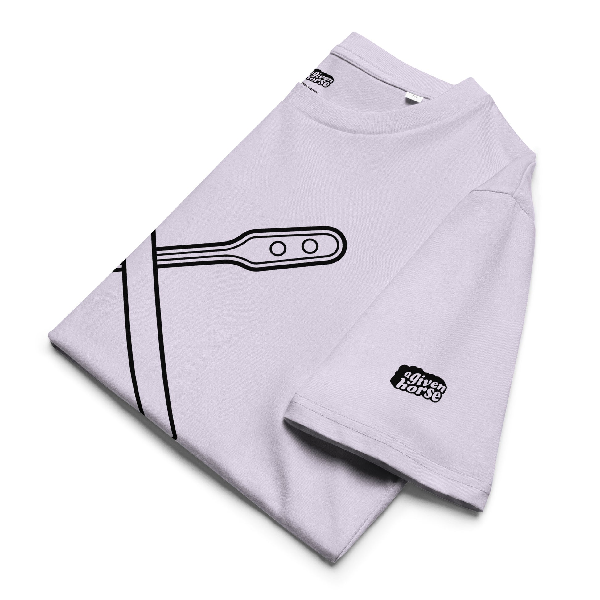 Lila T-Shirt met een afbeelding van een roerstaaf en een sigaret, ontwerp door Matzwart en verkrijgbaar bij cadeauwinkel 'A Given Horse'. Gevouwen.