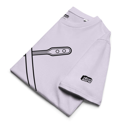 Lila T-Shirt met een afbeelding van een roerstaaf en een sigaret, ontwerp door Matzwart en verkrijgbaar bij cadeauwinkel 'A Given Horse'. Gevouwen.