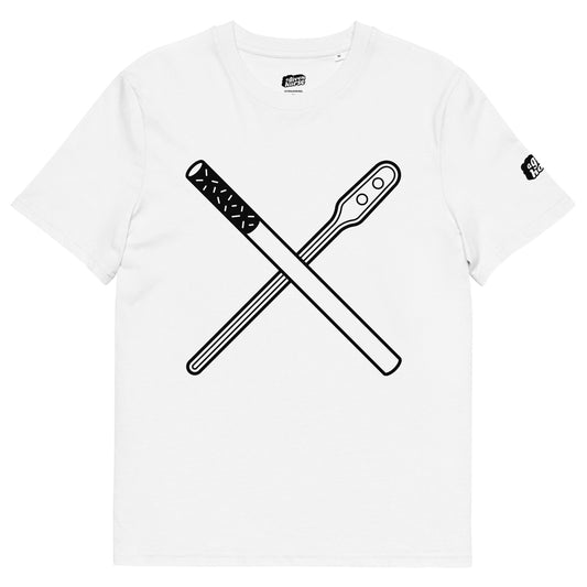 Wit T-Shirt met een afbeelding van een roerstaaf en een sigaret, ontwerp door Matzwart en verkrijgbaar bij cadeauwinkel 'A Given Horse'. Voorkant.