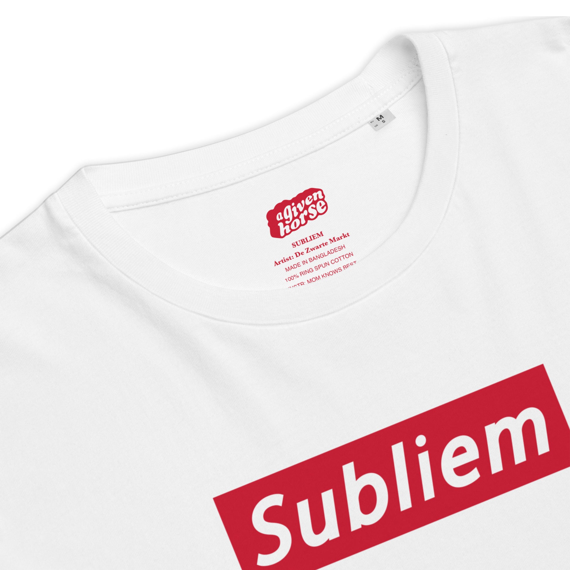 Wit T-Shirt met het Subliem logo, ontwerp door De Zwarte Markt en verkrijgbaar bij cadeauwinkel 'A Given horse'. Detail.
