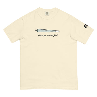 Wit T-Shirt met een afbeelding van een joint, ontwerp door Matzwart en verkrijgbaar bij cadeauwinkel 'A Given Horse'. Voorkant.