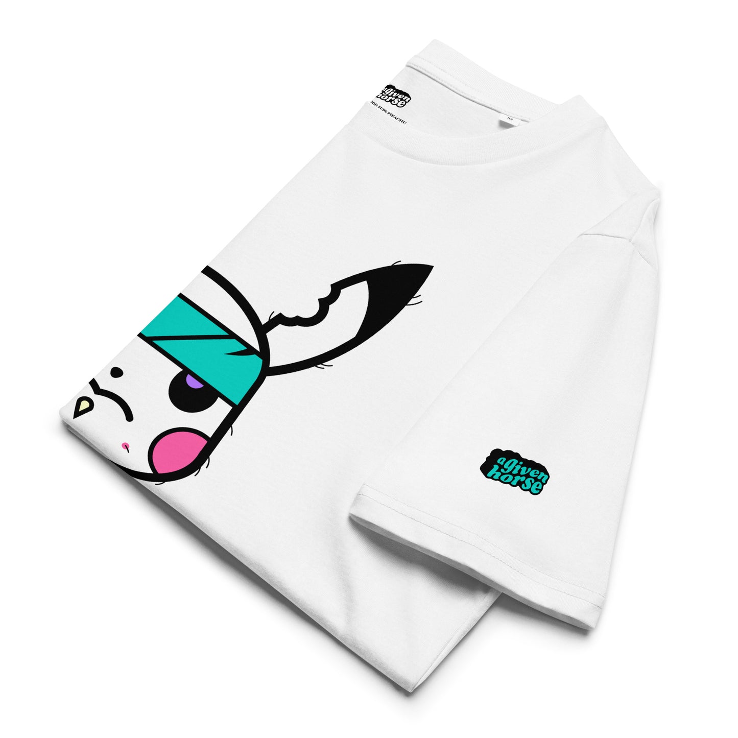 Wit T-Shirt met een afbeelding van Pikachu, ontwerp door De Zwarte Markt en verkrijgbaar bij cadeauwinkel 'A Given Horse'. Gevouwen.