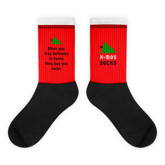 Rode kerstsokken met de tekst 'X-mas sucks' en 'When you stop believing in Santa they buy you socks', ontwerp door Matzwart en verkrijgbaar bij cadeauwinkel 'A Given Horse'. Binnenkant en buitenkant.