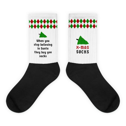 Witte kerstsokken met de tekst 'X-mas sucks' en 'When you stop believing in Santa they buy you socks', ontwerp door Matzwart en verkrijgbaar bij cadeauwinkel 'A Given Horse'. Binnenkant en buitenkant.