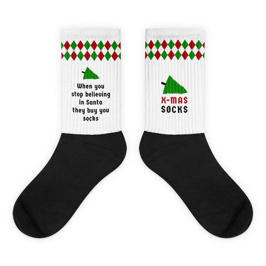 Witte kerstsokken met de tekst 'X-mas sucks' en 'When you stop believing in Santa they buy you socks', ontwerp door Matzwart en verkrijgbaar bij cadeauwinkel 'A Given Horse'. Binnenkant en buitenkant.