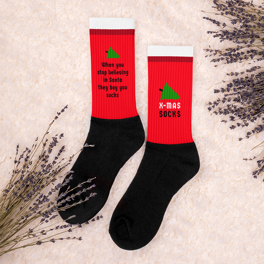 Rode kerstsokken met de tekst 'X-mas sucks' en 'When you stop believing in Santa they buy you socks', ontwerp door Matzwart en verkrijgbaar bij cadeauwinkel 'A Given Horse'. Binnenkant en buitenkant.
